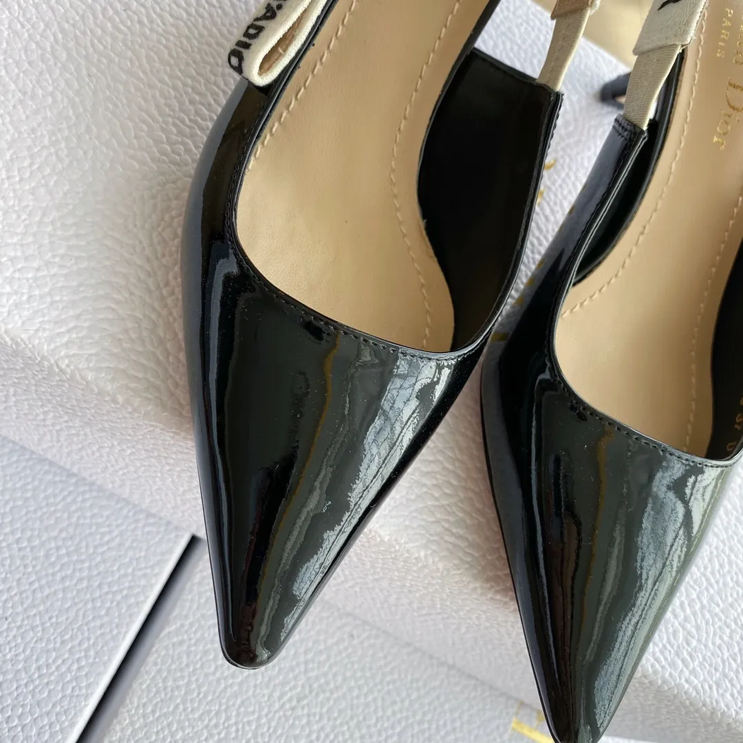 👟👟Ex-factory price 440👟👟 Developed one-to-one from the original version, 👠👠✨ ✨Dior’s popular sandals are new🔥 🔥 The same style as the most popular internet celebrities and celebrities of the year💁 💁. Imported fabric, lining and feet are made of calfskin lining🐑. Original molded heel, heel height 10Cm 6.5cm💘 Original molded metal outsole with five-pointed star LOGO mark✨. Original bow, 💅 Italian leather outsole. 👄💋 Full set of packaging (bags, cards, invoices, one-to-one wrapping paper) 34 40 41 customized